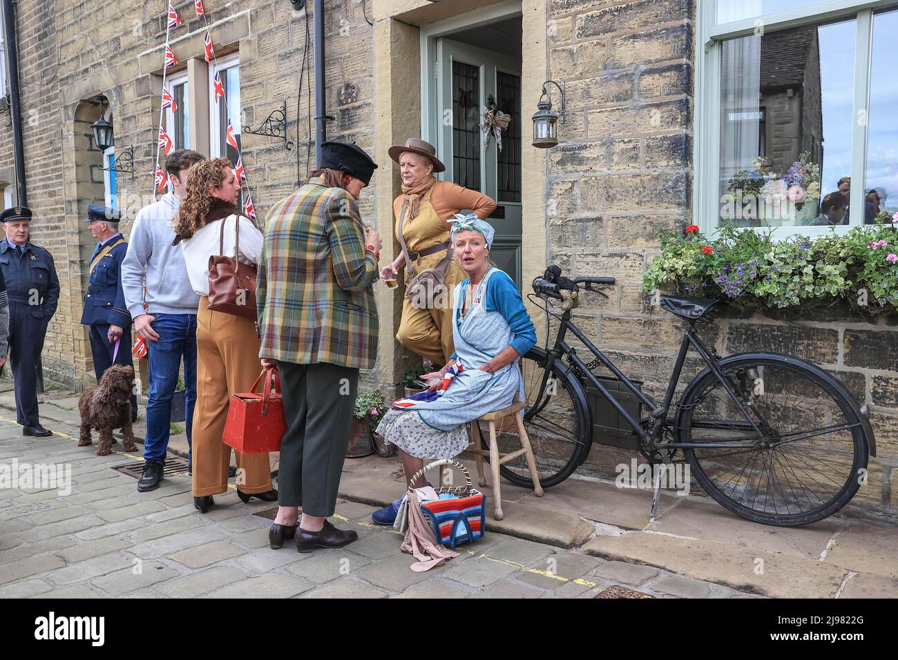 Howarth, Royaume-Uni. 21st mai 2022. Les gens de Howarth se sont vêtus de vêtements des années 1940 pour le festival du week-end à Howarth, au Royaume-Uni, le 5/21/2022. (Photo de Mark Cosgrove/News Images/Sipa USA) crédit: SIPA USA/Alay Live News Banque D'Images