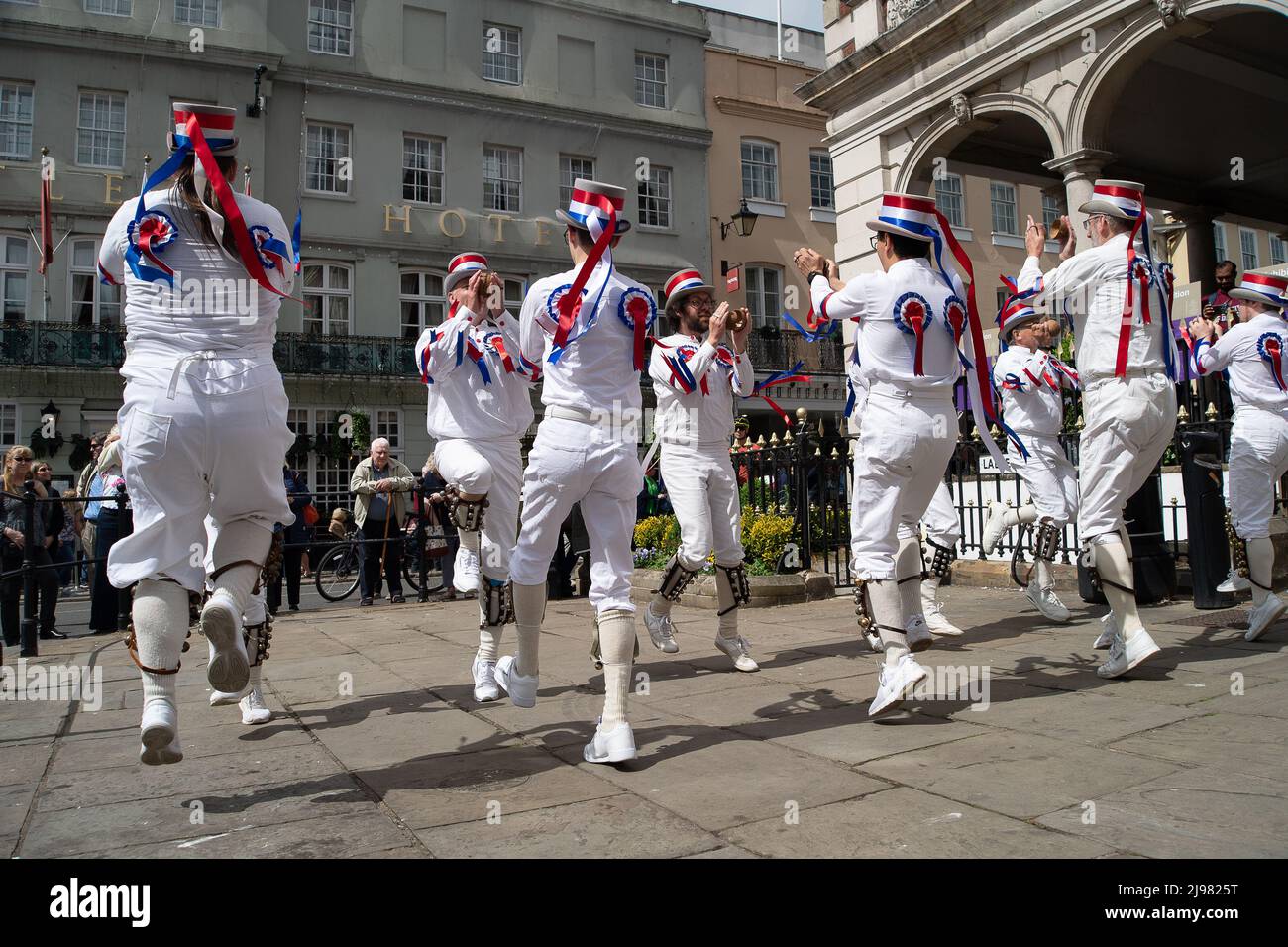 Windsor, Berkshire, Royaume-Uni. 21st mai 2022. Berkshire Bedlam Morris danseurs de Wokingham dansant en utilisant des coques de noix de coco. Si l'on se brise pendant la danse, il est réputé apporter 10 ans de malchance à la danseuse. Les touristes, les visiteurs et les habitants de la région ont apprécié de regarder les danseurs Morris se produire aujourd'hui à l'extérieur du Guildhall et du pub Prince Harry de Windsor. Crédit : Maureen McLean/Alay Live News Banque D'Images