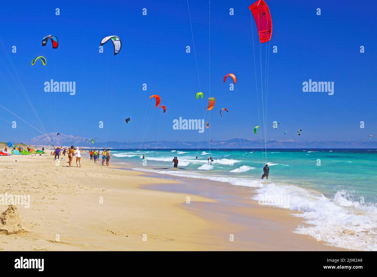 Tarifa, (Costa de la luz, Playa de Bolonia), Espagne - juin 18. 2016: Belle plage de sable de l'océan atlantique, eau turquoise, vagues, kite surfers, bleu sk Banque D'Images