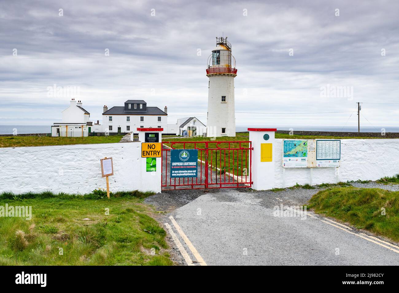 Loop Head phare sur la Wild Atlantic Way, Comté de Clare, Irlande Banque D'Images