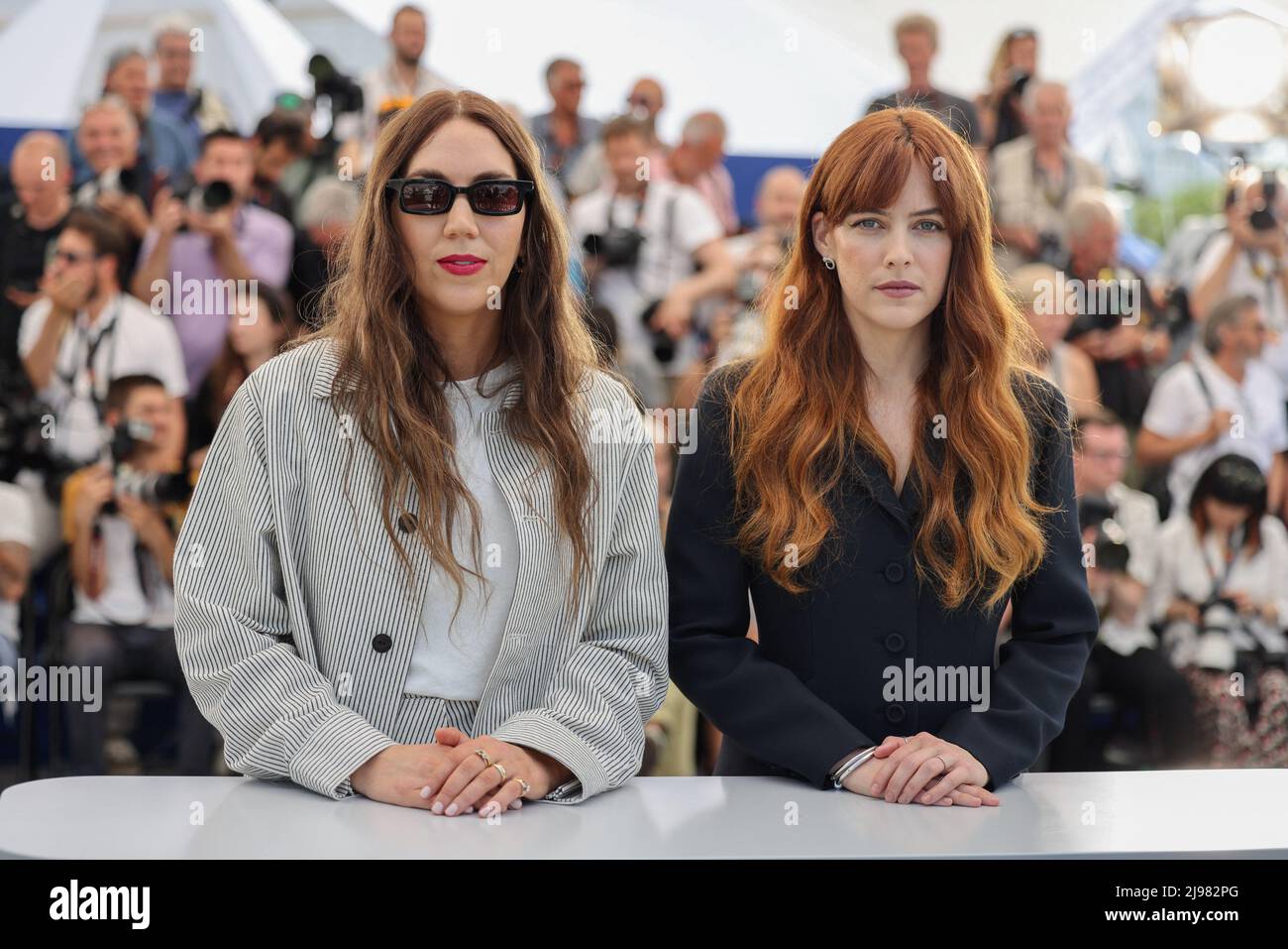 Le réalisateur Gina Gammell, le réalisateur Riley Keough assiste à la séance photo de 'War Pony' lors du festival annuel de Cannes 75th au Palais des Festivals, le 21 mai 2022 à Cannes, en France. Photo de David Boyer/ABACAPRESS.COM Banque D'Images