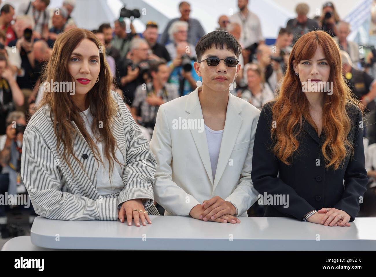 Gina Gammell, Ladainian Crazy Thunder et Riley Keough assistent à la séance photo de 'War Pony' lors du festival annuel de Cannes 75th au Palais des Festivals, le 21 mai 2022 à Cannes, en France. Photo de David Boyer/ABACAPRESS.COM Banque D'Images