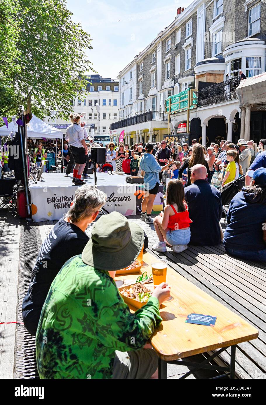 Brighton UK 21st mai 2022 - les artistes interprètes divertissent les foules au soleil de Brighton pendant les événements du Festival de Brighton Fringe City Streets aujourd'hui, alors que le temps chaud devrait se poursuivre au cours du week-end : Credit Simon Dack / Alamy Live News Banque D'Images