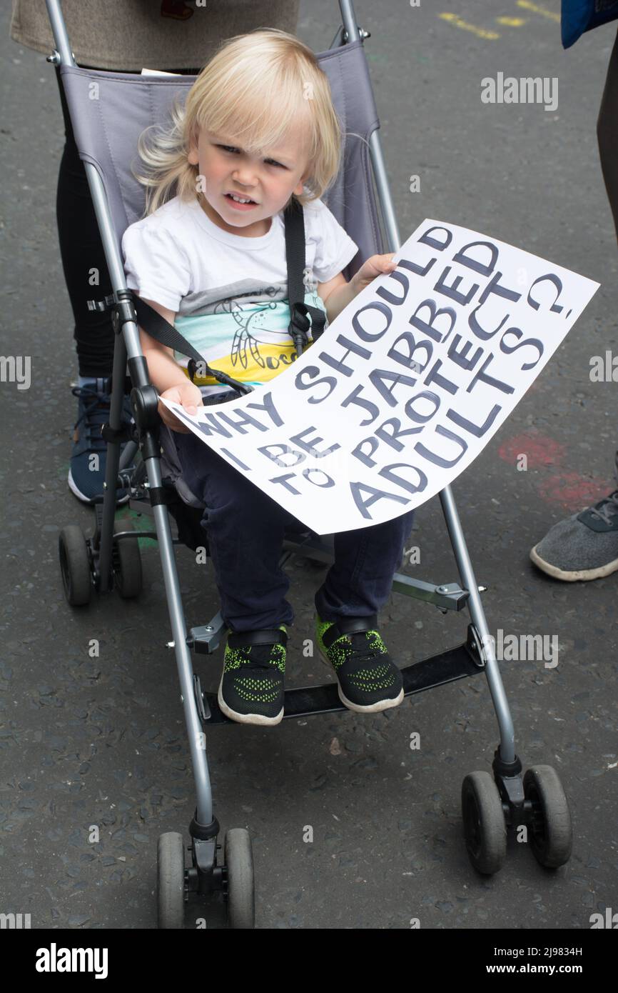 Des milliers de protestent et de marche pour protéger nos enfants - pas de vaccin Jabs à Children't sur votre TV, vous êtes menti!' Dans le centre de Londres, au Royaume-Uni. - 21 mai 2022. Banque D'Images