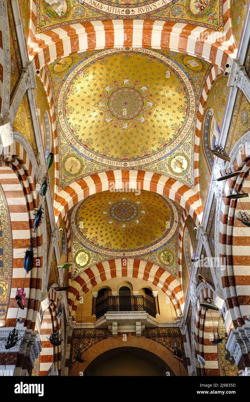 Basilique notre dame Banque de photographies et d'images à haute résolution  - Alamy