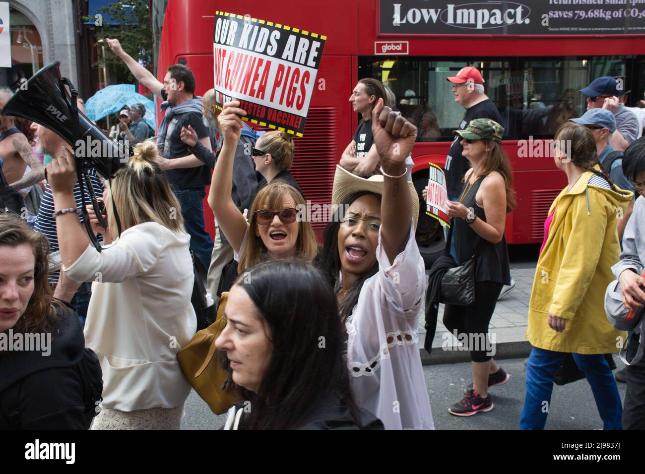 Des milliers de protestent et de marche pour protéger nos enfants - pas de vaccin Jabs à Children't sur votre TV, vous êtes menti!' Dans le centre de Londres, au Royaume-Uni. - 21 mai 2022. Banque D'Images