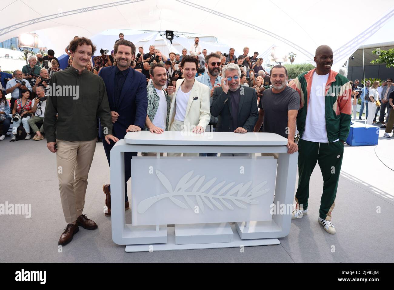 Gilles Lellouche, Jean-Pascal Zadi, Alain Chabat, Directeur Quentin Dupieux, Vincent Lacoste, Jérôme Niel, Grégoire Ludig et David Marsais assistent à la séance photo de « Moking causes toussing (Fumer fait Tousser) » lors du festival annuel de Cannes 75th au Palais des Festivals, le 21 mai 2022 à Cannes, en France. Photo de David Boyer/ABACAPRESS.COM Banque D'Images