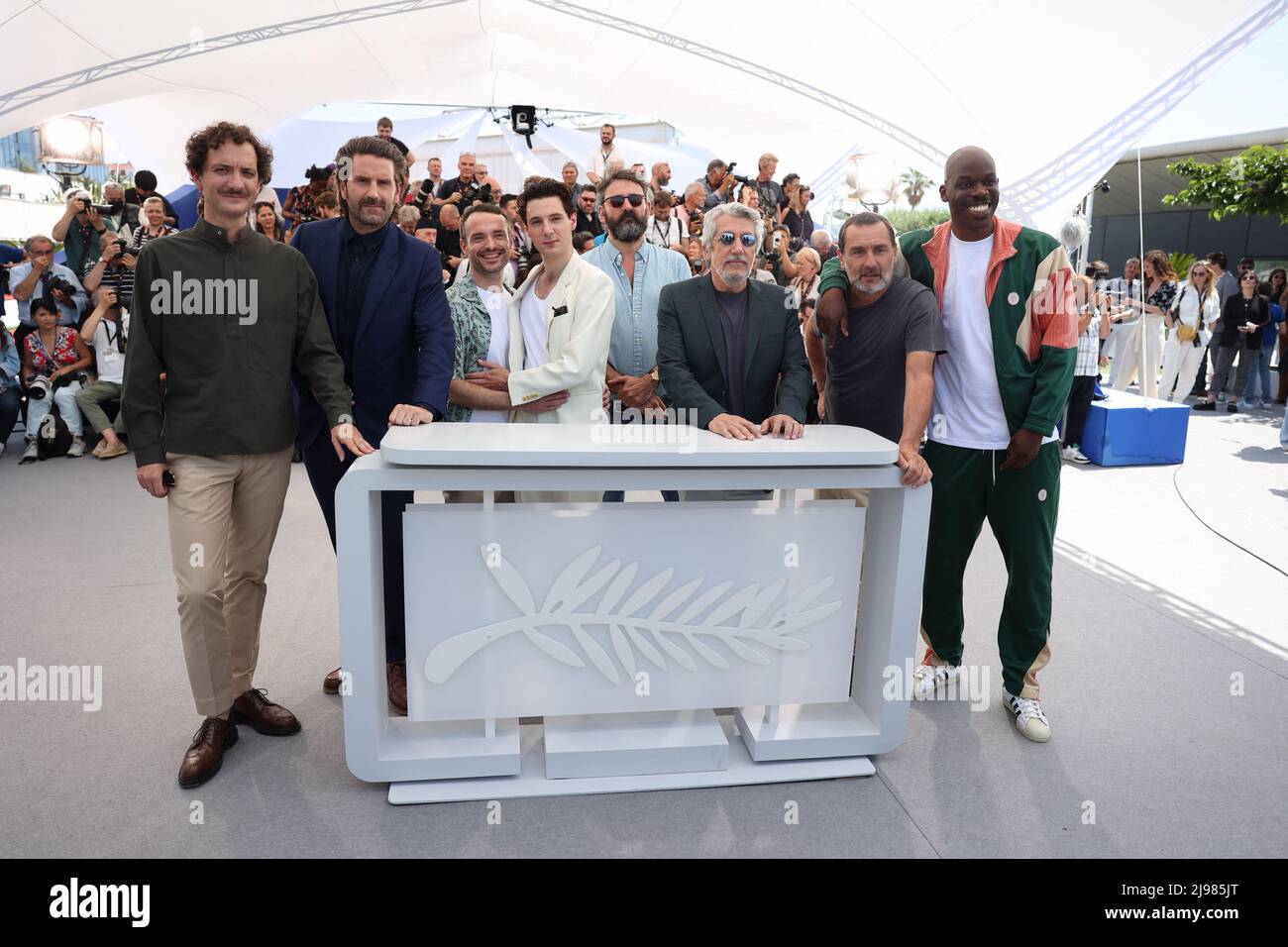 Gilles Lellouche, Jean-Pascal Zadi, Alain Chabat, Directeur Quentin Dupieux, Vincent Lacoste, Jérôme Niel, Grégoire Ludig et David Marsais assistent à la séance photo de « Moking causes toussing (Fumer fait Tousser) » lors du festival annuel de Cannes 75th au Palais des Festivals, le 21 mai 2022 à Cannes, en France. Photo de David Boyer/ABACAPRESS.COM Banque D'Images
