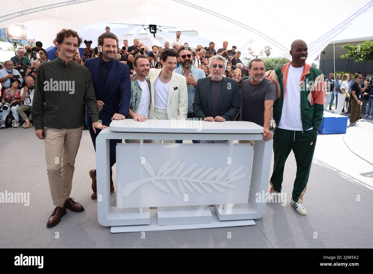 Gilles Lellouche, Jean-Pascal Zadi, Alain Chabat, Directeur Quentin Dupieux, Vincent Lacoste, Jérôme Niel, Grégoire Ludig et David Marsais assistent à la séance photo de « Moking causes toussing (Fumer fait Tousser) » lors du festival annuel de Cannes 75th au Palais des Festivals, le 21 mai 2022 à Cannes, en France. Photo de David Boyer/ABACAPRESS.COM Banque D'Images