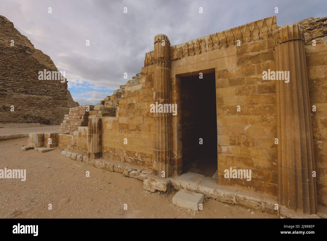 Ruines et colonnes anciennes près du complexe funéraire et de la Pyramide à pied de Djoser à Saqqara, en Égypte Banque D'Images