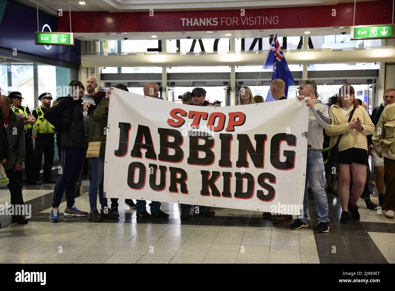 Manchester, Royaume-Uni, 21st mai 2022. Des anti-vaxxers ont envahi le centre commercial Arndale, dans le centre de Manchester, en Angleterre, au Royaume-Uni, qualifiant la marche de « rallye pour la liberté ». Il s'agissait de l'une des nombreuses manifestations organisées à travers le Royaume-Uni par des personnes qui s'opposent à l'utilisation du vaccin Covid-19 ou Corona. Crédit : Terry Waller/Alay Live News Banque D'Images