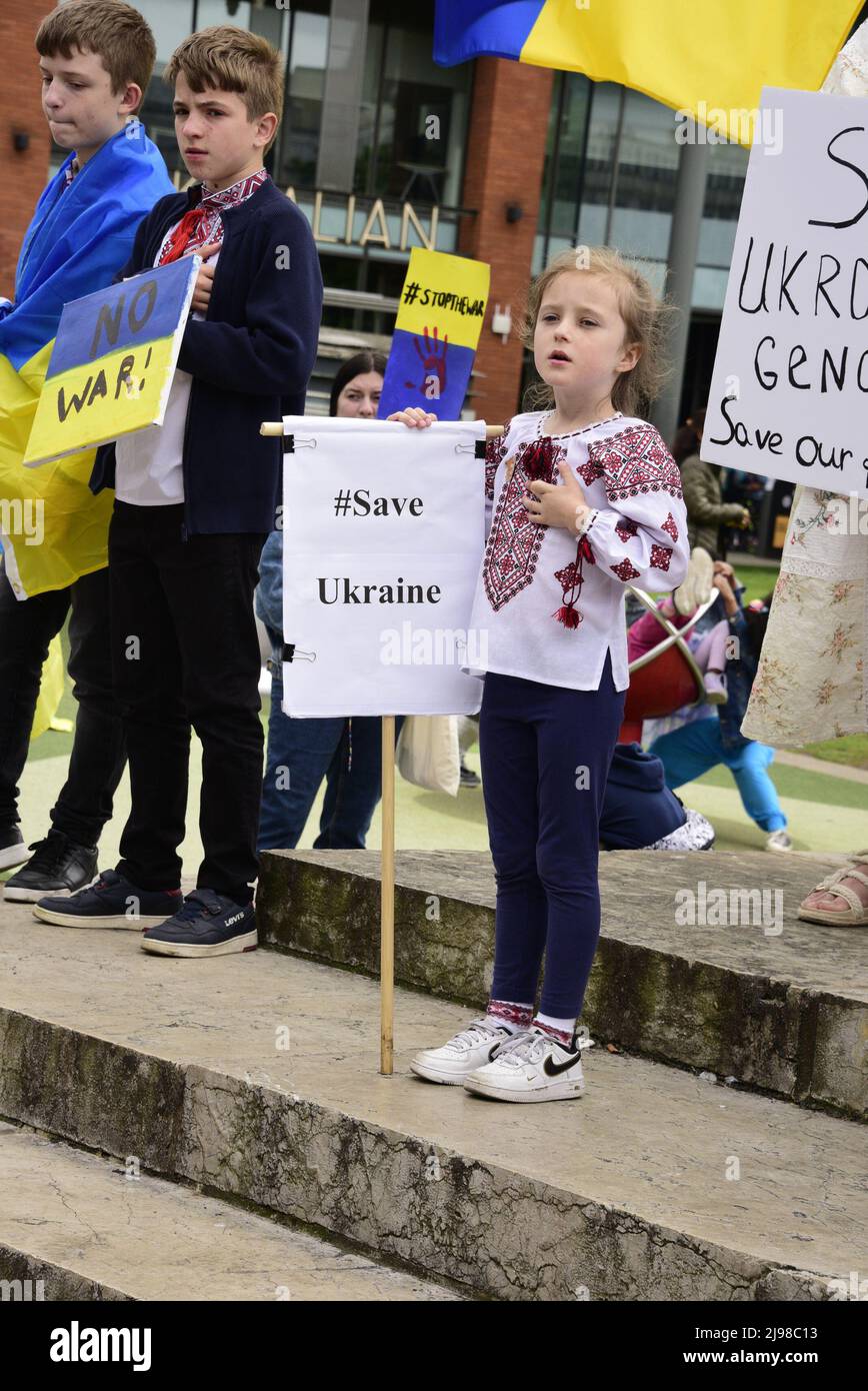 Manchester, Royaume-Uni, 21st mai 2022. Rassemblement anti-guerre « Stand with Ukraine » et marche brodée du centre-ville des chemises, une protestation contre l’invasion russe de l’Ukraine à Piccadilly Gardens, dans le centre de Manchester, en Angleterre, au Royaume-Uni, dans les îles britanniques. Certains manifestants portaient des chemises brodées de style culturel ukrainien. Crédit : Terry Waller/Alay Live News Banque D'Images