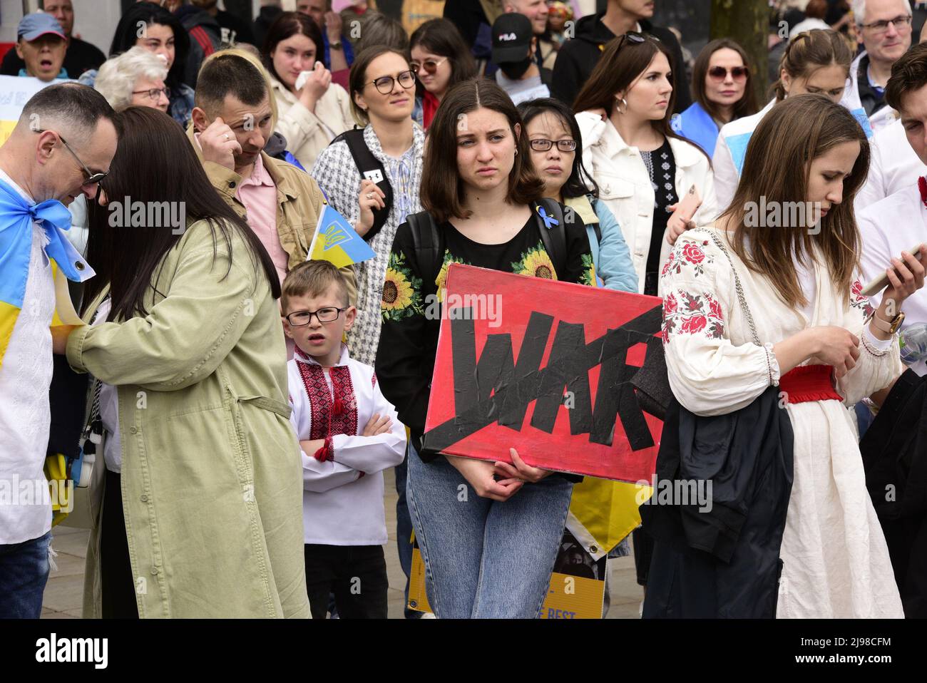 Manchester, Royaume-Uni, 21st mai 2022. Rassemblement anti-guerre « Stand with Ukraine » et marche brodée du centre-ville des chemises, une protestation contre l’invasion russe de l’Ukraine à Piccadilly Gardens, dans le centre de Manchester, en Angleterre, au Royaume-Uni, dans les îles britanniques. Certains manifestants portaient des chemises brodées de style culturel ukrainien. Crédit : Terry Waller/Alay Live News Banque D'Images