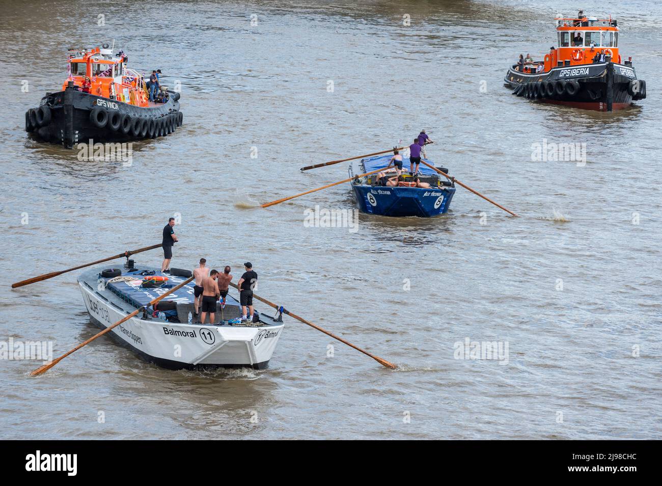 Londres, Royaume-Uni. 21 mai 2022. Les participants participent à la course annuelle de cale historique de 45th, rebaptisée la course du Jubilé de platine de la Reine cette année. 12 équipes de quatre à six membres d'équipage pilotent (Steer & ROW) des barges de la Tamise de 30 tonnes sur un parcours de 11 kilomètres de Greenwich à Westminster Bridge pour commémorer les compétences des éclaireurs de la Tamise qui ont transporté des marchandises le long de la Tamise jusqu'en 1930s. Credit: Stephen Chung / Alamy Live News Banque D'Images