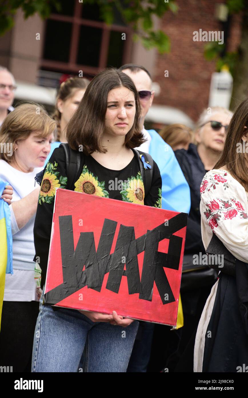 Manchester, Royaume-Uni, 21st mai 2022. Rassemblement anti-guerre « Stand with Ukraine » et marche brodée du centre-ville des chemises, une protestation contre l’invasion russe de l’Ukraine à Piccadilly Gardens, dans le centre de Manchester, en Angleterre, au Royaume-Uni, dans les îles britanniques. Certains manifestants portaient des chemises brodées de style culturel ukrainien. Crédit : Terry Waller/Alay Live News Banque D'Images