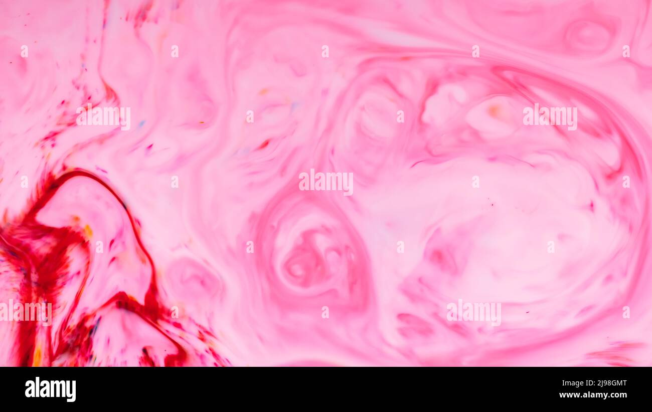 Surface abstraite liquide rose. Taches colorées sur une surface d'eau. Texture artistique fluide avec taches roses sur le liquide Banque D'Images
