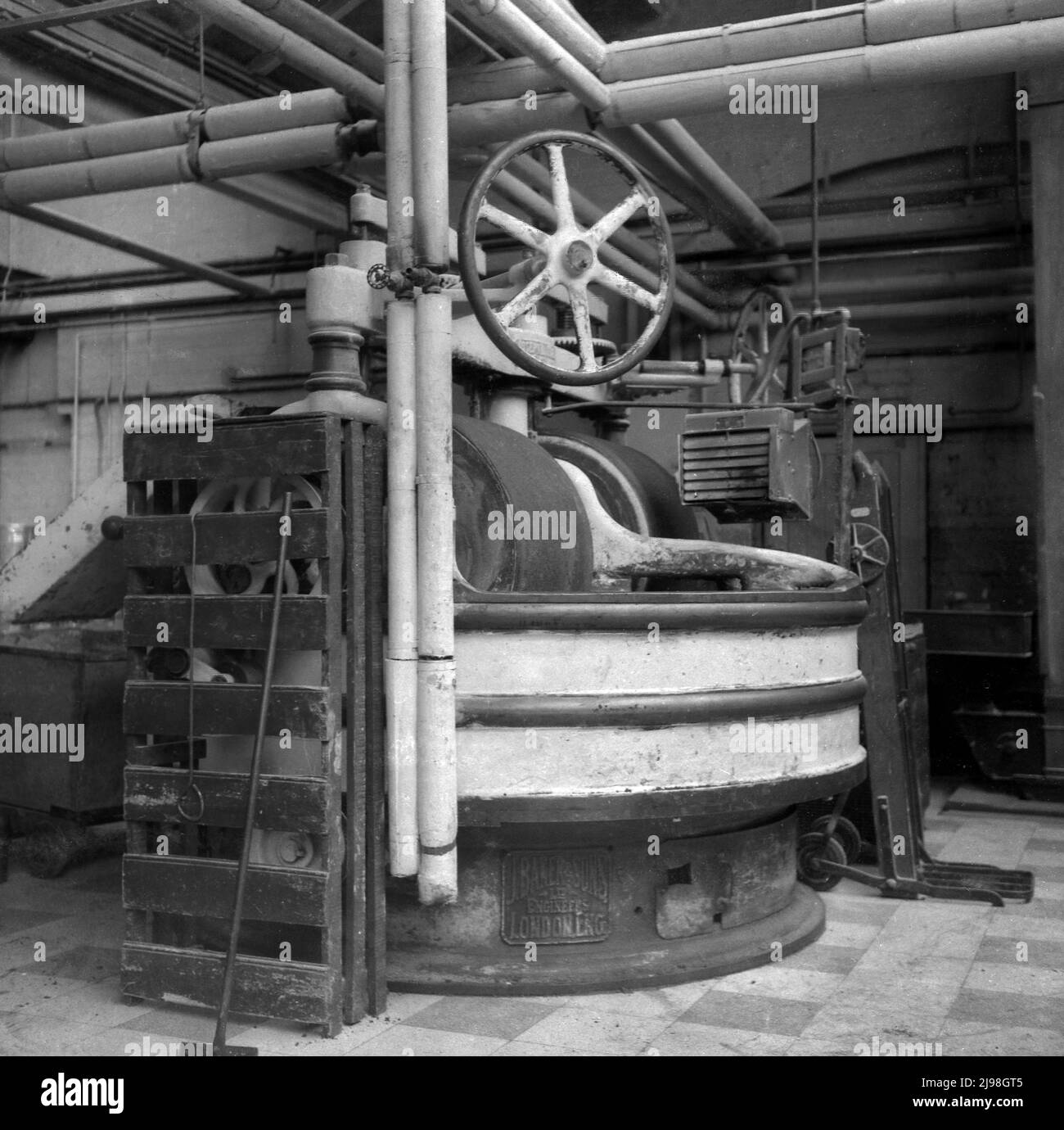 1955, historique, à l'usine de fabrication de confiserie de Fugistals de Stockport, Manchester, Angleterre, Royaume-Uni. Vu est l'équipement de fabrication de l'époque, les machines fabriquées par J Baker & Sons, une société d'ingénierie britannique spécialisée dans la fabrication de machines et de fours, pour la fabrication de biscuits, de pain, de gâteaux, de chocolat et de confiseries. Banque D'Images