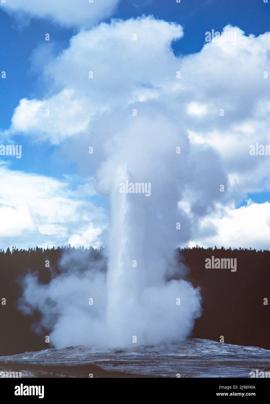 Une séquence de photos montrant l'éruption de l'ancien geyser fidèle dans le parc national de Yellowstone, Wyoming. Banque D'Images