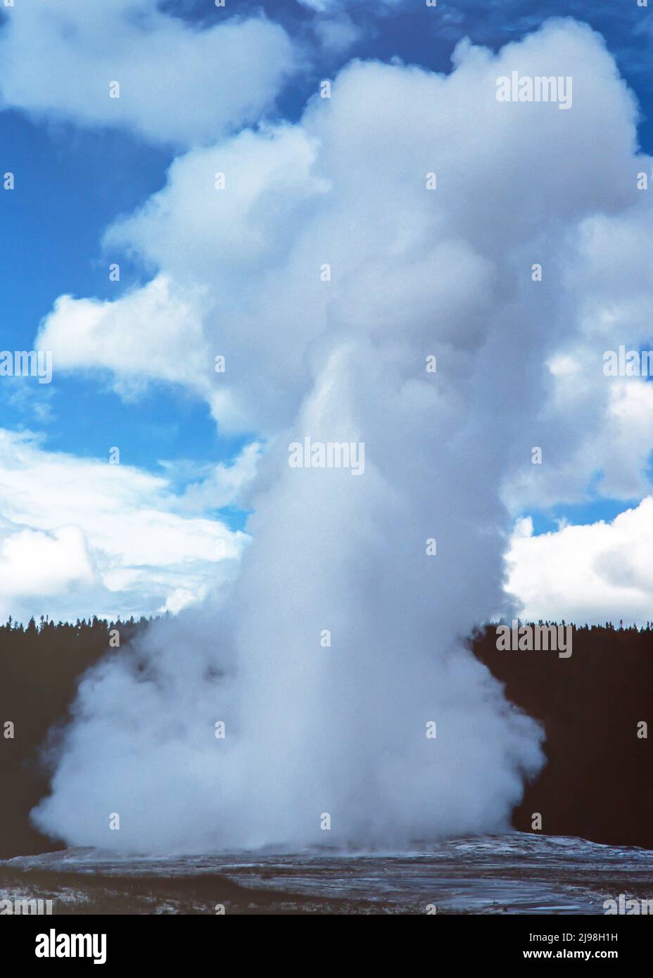 Une séquence de photos montrant l'éruption de l'ancien geyser fidèle dans le parc national de Yellowstone, Wyoming. Banque D'Images