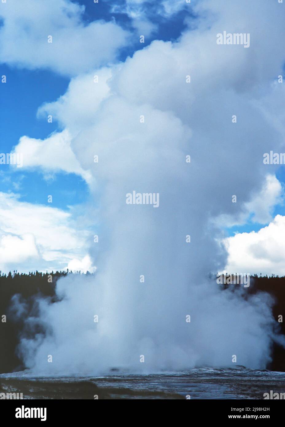 Une séquence de photos montrant l'éruption de l'ancien geyser fidèle dans le parc national de Yellowstone, Wyoming. Banque D'Images