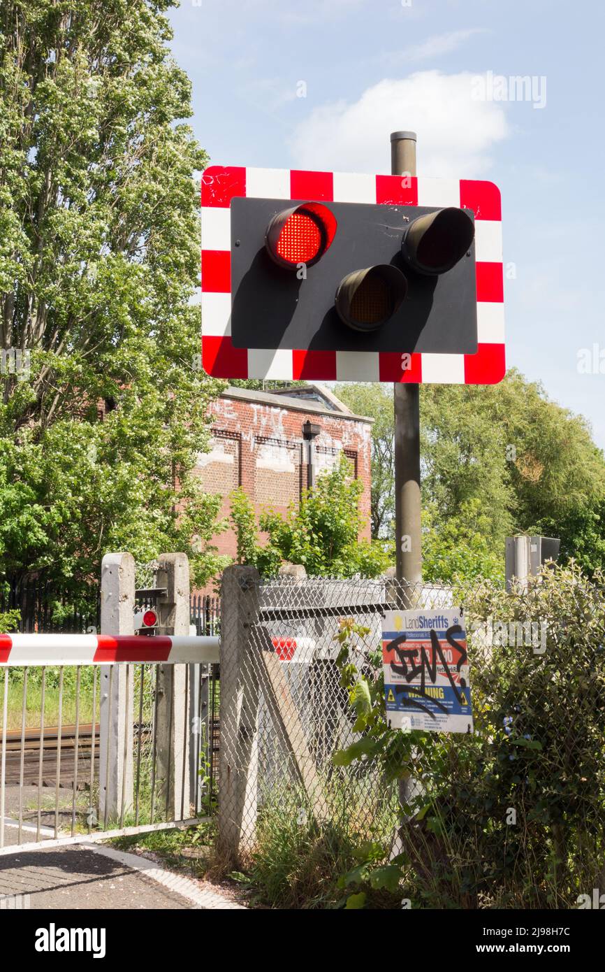Gros plan sur les feux d'avertissement et les barrières de franchissement de niveau de la route Vine de Network Rail, Barnes, sud-ouest de Londres, Angleterre, Royaume-Uni Banque D'Images