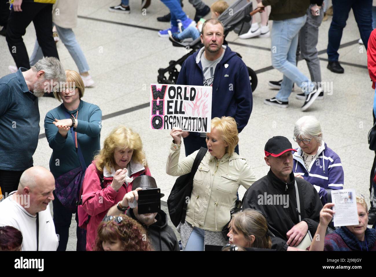 Manchester, Royaume-Uni, 21st mai 2022. Une personne tient un écriteau qui se lit comme suit: 'World Hell Organisation'. Des anti-vaxxers ont envahi le centre commercial Arndale, dans le centre de Manchester, en Angleterre, au Royaume-Uni, qualitant la marche de « rallye pour la liberté ». Il s'agissait de l'une des nombreuses manifestations organisées à travers le Royaume-Uni par des personnes qui s'opposent à l'utilisation du vaccin Covid-19 ou Corona. Crédit : Terry Waller/Alay Live News Banque D'Images