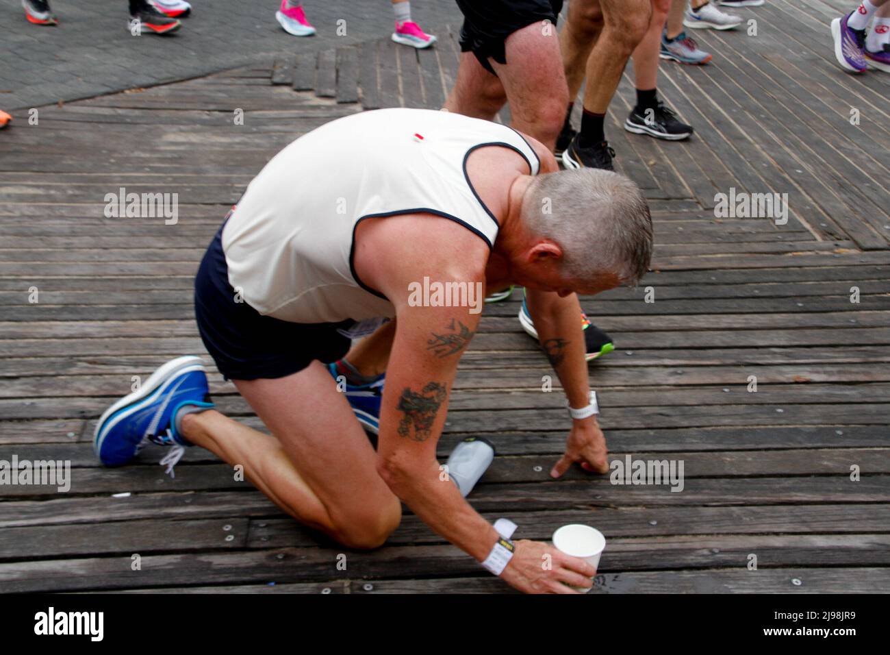 Brooklyn, États-Unis, États-Unis. 21st mai 2022. 21 mai 2022, Brooklyn, New York, États-Unis : le demi-marathon de Brooklyn est de retour cette année après une pause de trois ans à partir de Prospect Park et se terminant à Coney Island. Environ 22 000 coureurs devraient participer à la course de 13,1 milles parrainée par la Banque Royale du Canada et avec quelques fermetures de rues. Les gagnants sont Men: Teshome Asfaha, New York, NY Ã â‚€' 1:01:47. Femmes: Lily Anderson, Wilmington, DE â‚€' 1:18:00. (Credit image: © Niyi Fote/TheNEWS2 via ZUMA Press Wire) Credit: ZUMA Press, Inc./Alamy Live News Banque D'Images