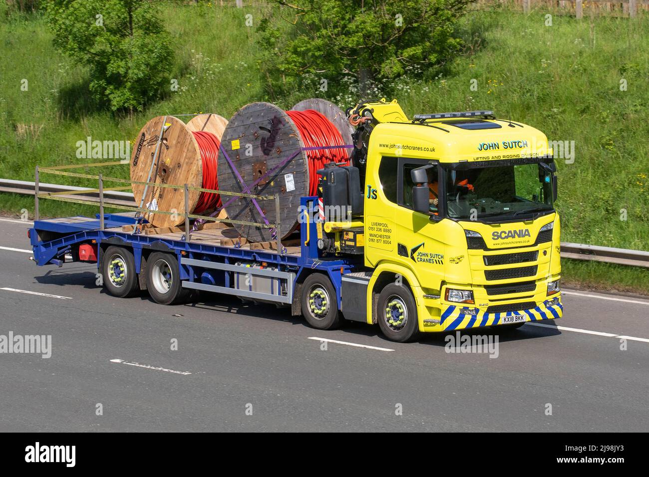 2018 jaune SCANIA R410; JOHN SUTCH GRUES levage et rigeage division Grimaldi Groupe MC6415199 enrouleurs de câbles électriques, fixé avec BCCT Edge protection sur chargeur bas;; conduite sur l'autoroute M6, Manchester, Royaume-Uni Banque D'Images