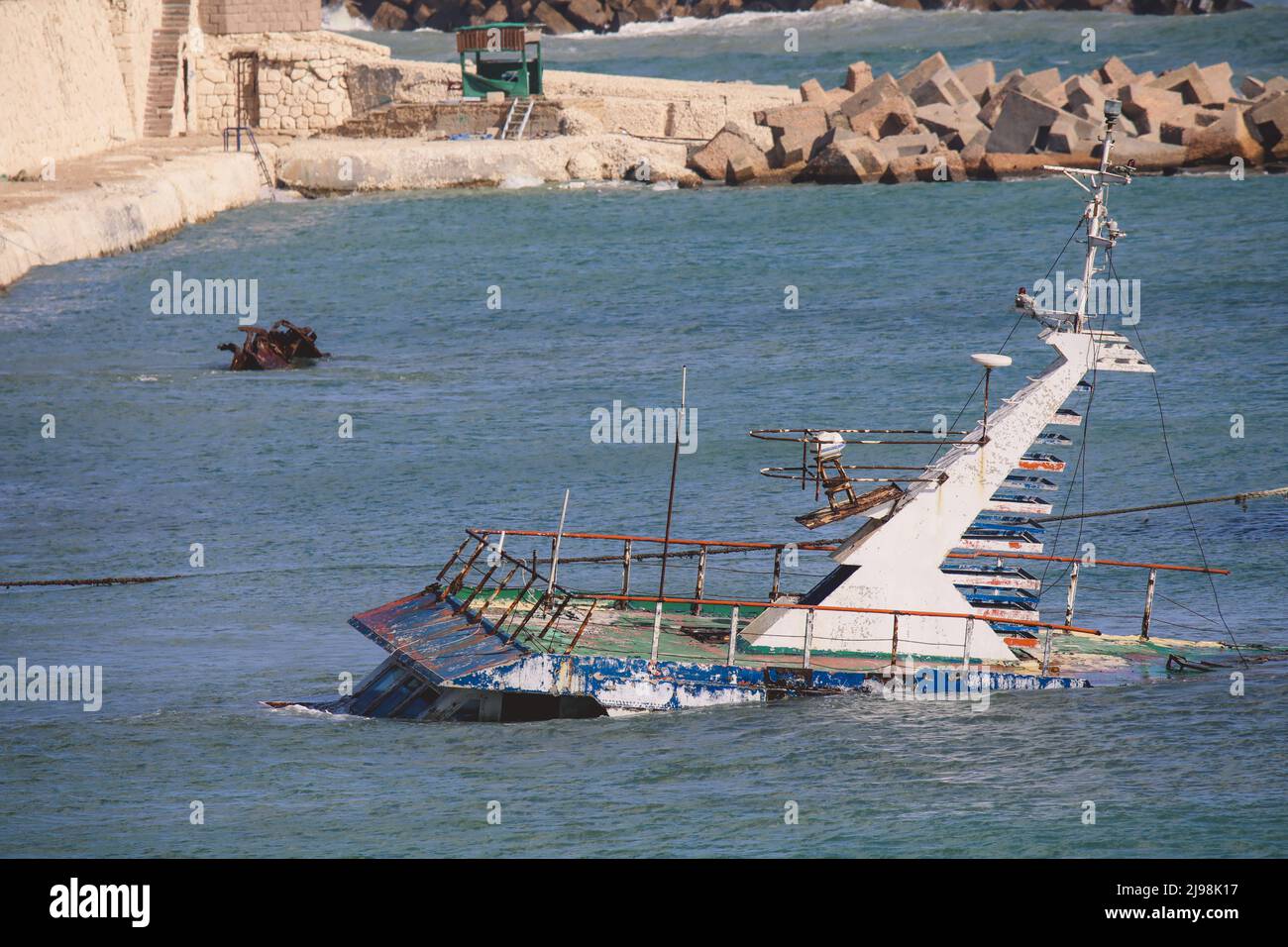 Vieux bateaux rouillés dans l'eau bleue du port d'Alexandrie, Egypte Banque D'Images