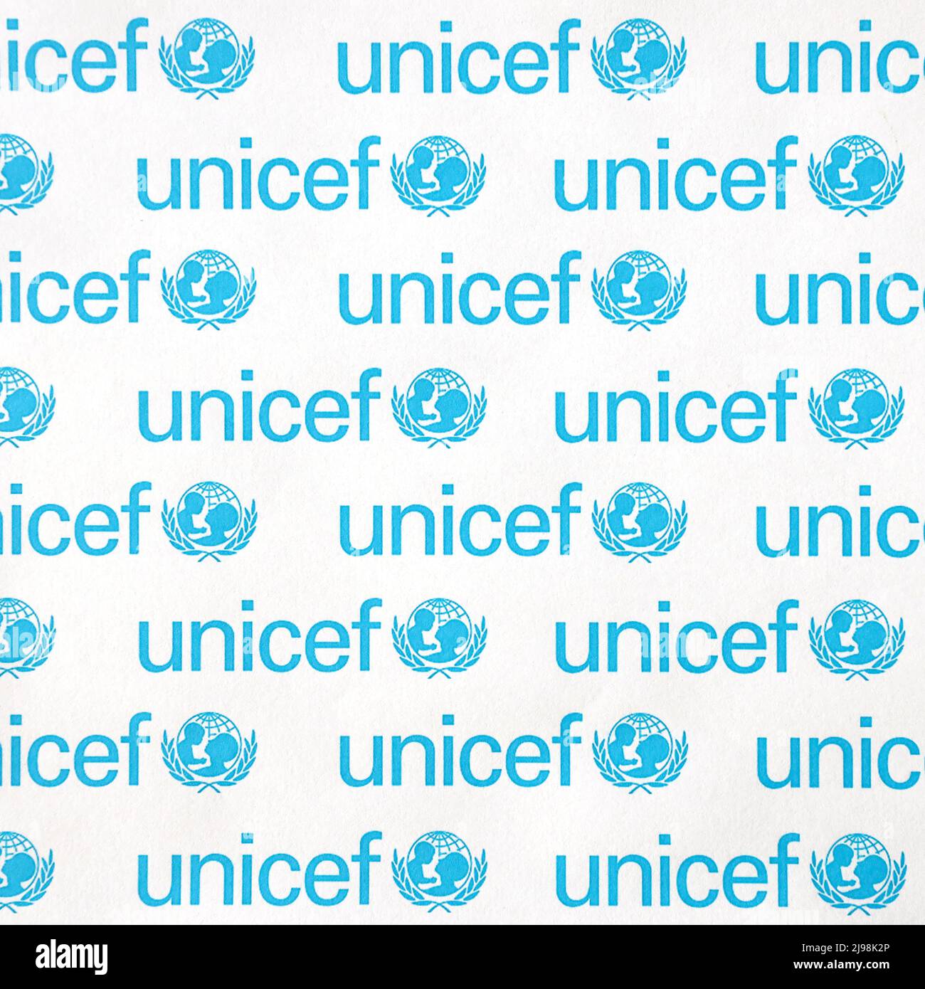 TERNOPIL, UKRAINE - 2 MAI 2022 : logo de l'UNICEF sur papier. L'UNICEF est un programme des Nations Unies qui fournit une aide humanitaire et une aide au développement Banque D'Images