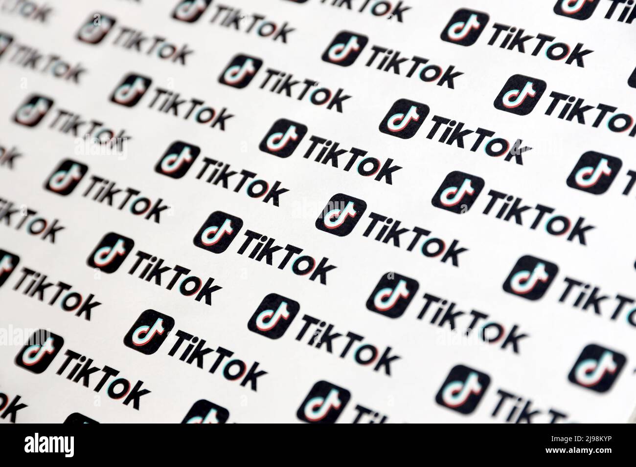 TERNOPIL, UKRAINE - 2 MAI 2022 : nombreux logos TikTok imprimés sur papier. Tiktok ou Douyin est un célèbre service chinois d'hébergement vidéo de forme courte appartenant à BYT Banque D'Images