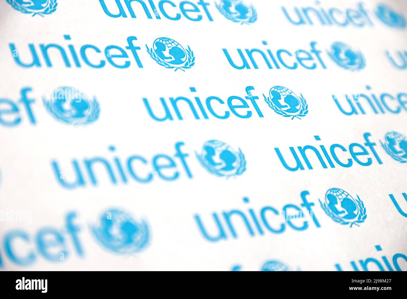 TERNOPIL, UKRAINE - 2 MAI 2022 : logo de l'UNICEF sur papier. L'UNICEF est un programme des Nations Unies qui fournit une aide humanitaire et une aide au développement Banque D'Images