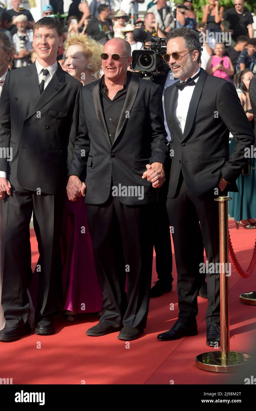 Cannes, France. 21st mai 2022. 75th Festival de Cannes 2022, film "Triangle de la tristesse" de Red Carpet. Photo : Harris Dickinson, Woody Harrelson, Erik Hemmendorff crédit : Independent photo Agency/Alamy Live News Banque D'Images