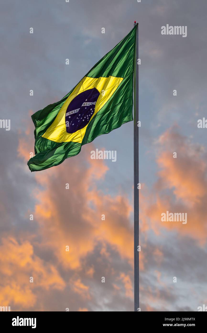 Goiania, Goiás, Brésil – 19 mai 2022 : drapeau brésilien agitant dans le vent avec le ciel en arrière-plan. Banque D'Images