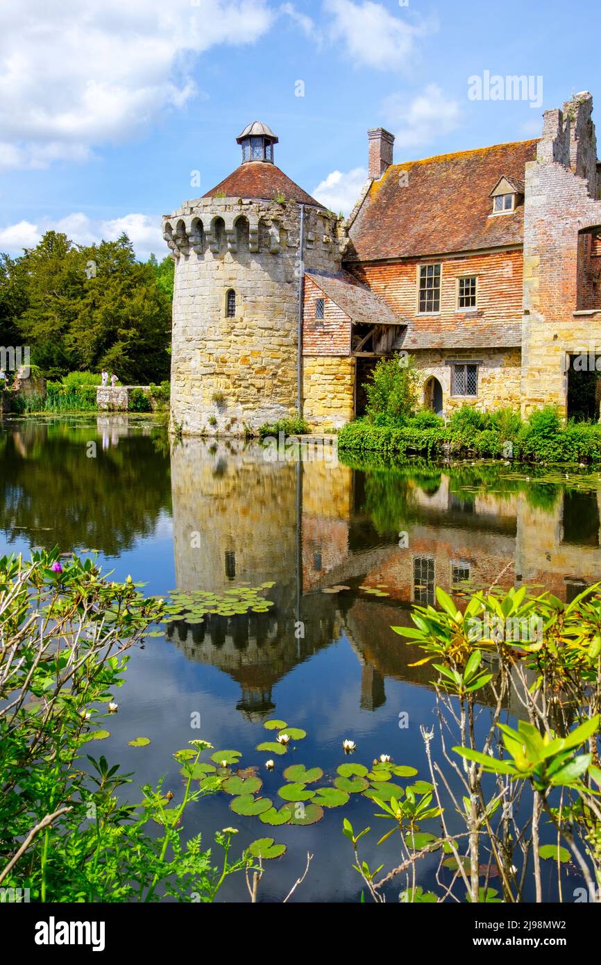 Le vieux château de Scotney se reflète dans la lande, Lamberhurst, Kent, Royaume-Uni. Banque D'Images