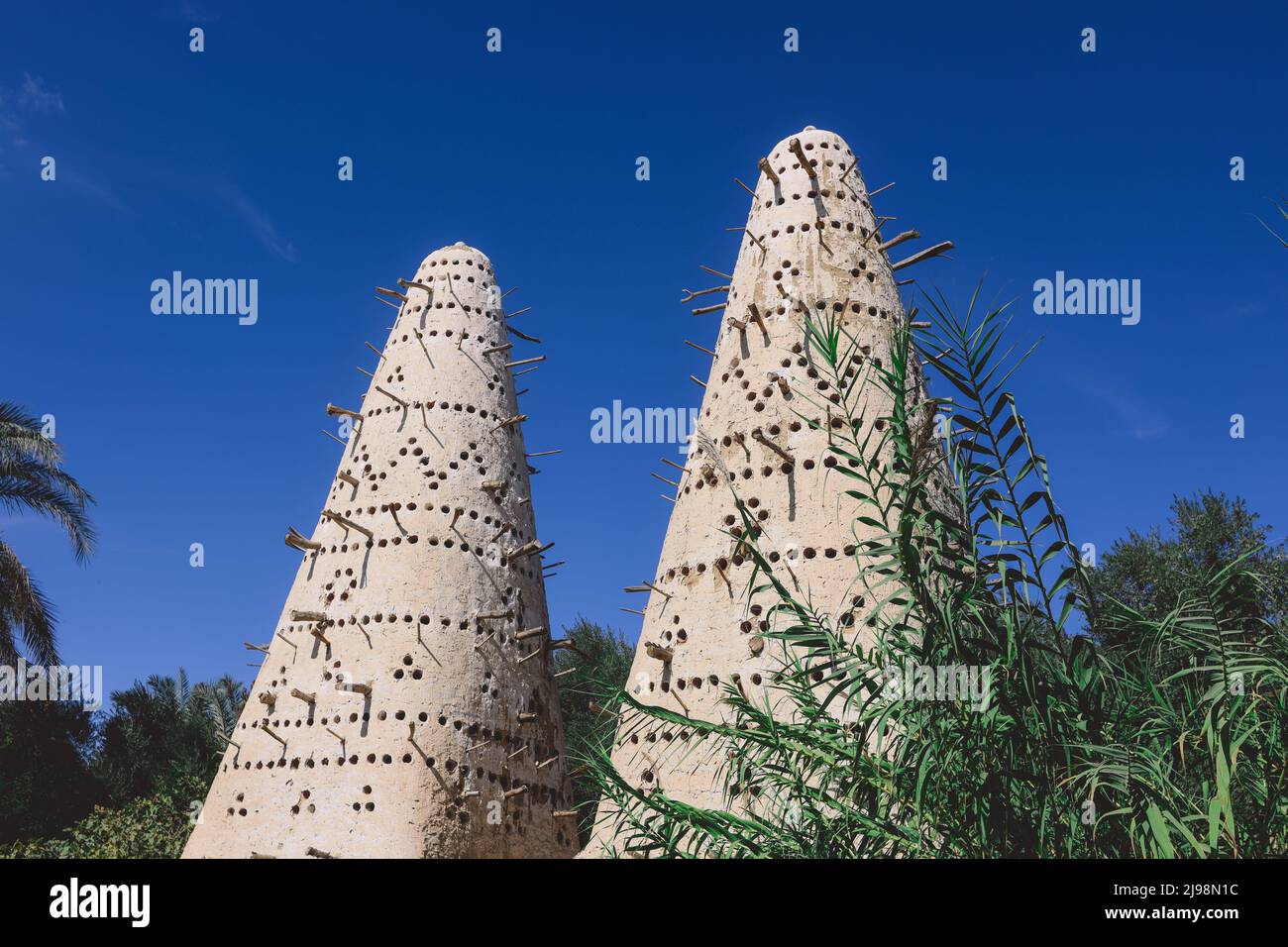Vue sur la tour White Twin Pigeon à l'oasis de Siwa entre la dépression de Qattara et la grande mer de sable dans le désert occidental, en Égypte Banque D'Images