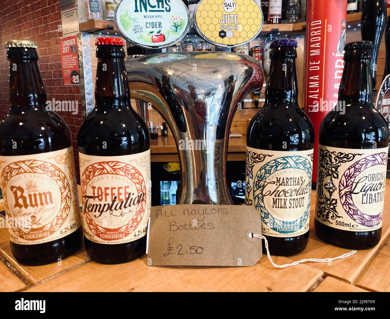 Bouteilles de bière aromatisée par Naylors Brewer, dont le rhum, le caramel et la réglisse et un laque au chocolat. Banque D'Images