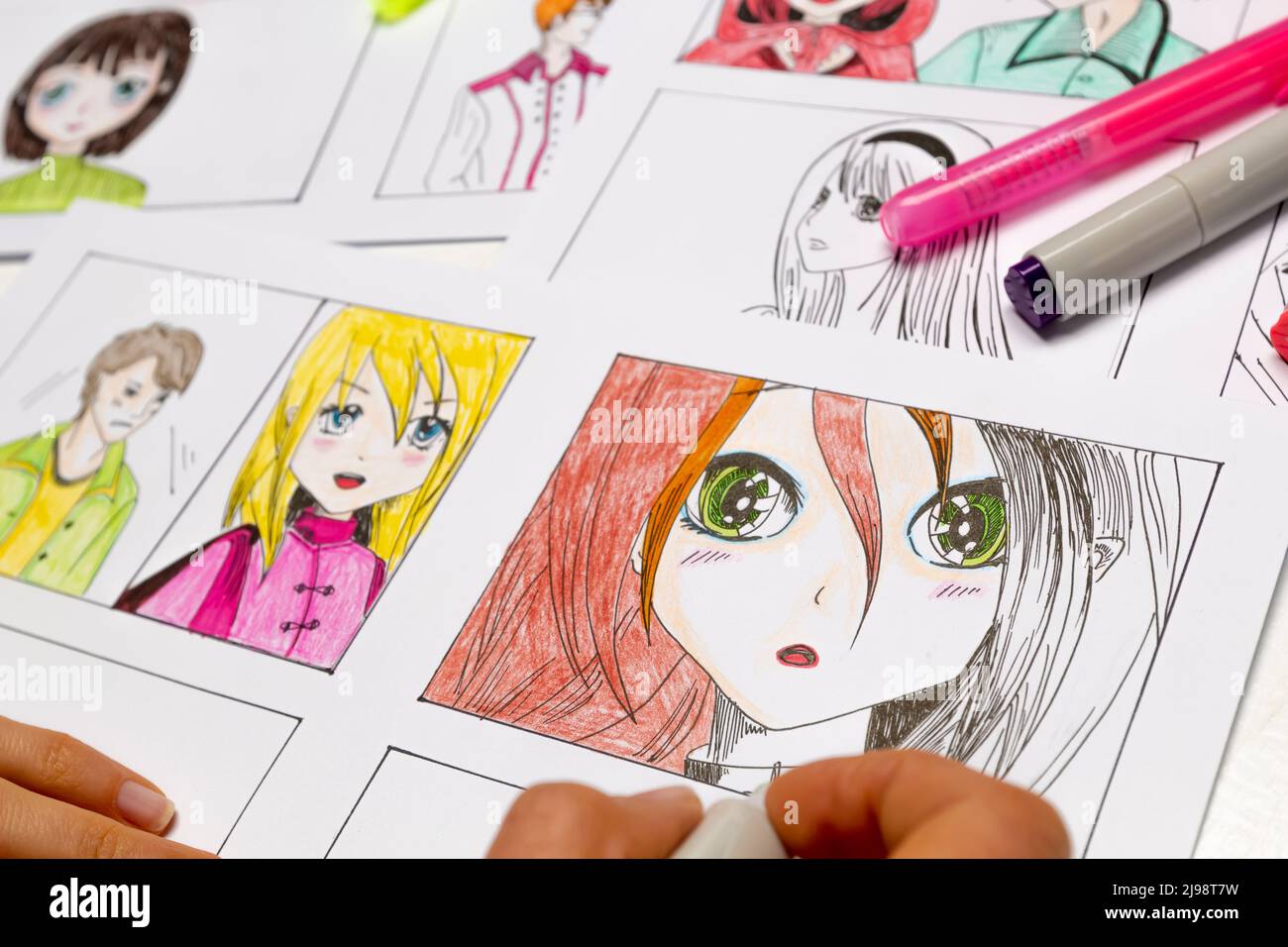 Dessins Anime sur feuilles de papier. Croquis de personnages dessinés par l'artiste. Style Manga. Banque D'Images