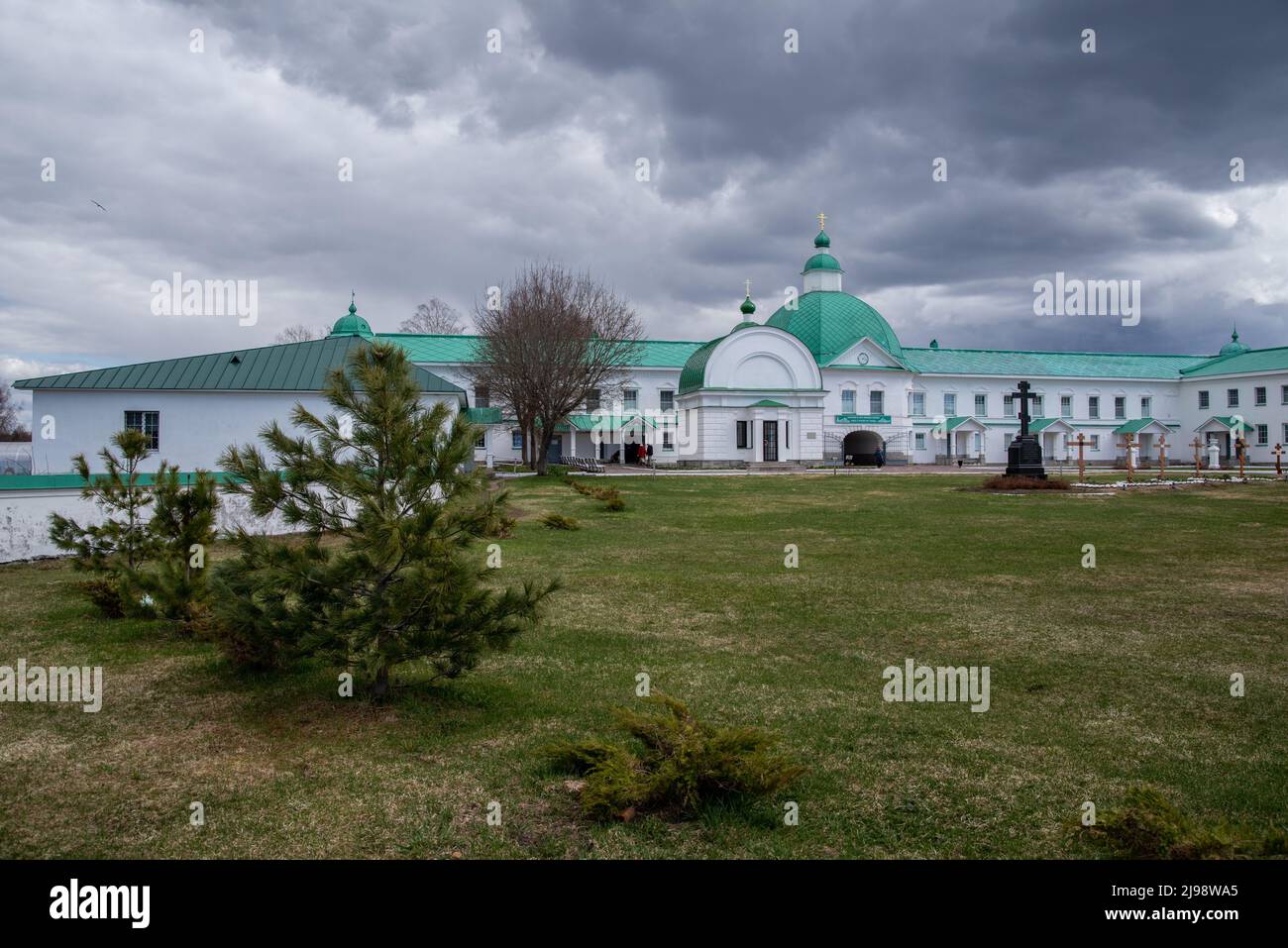 Village de Staraya Sloboda, région de Leningrade, Russie - 9 mai 2022 : monastère de la Trinité Alexander-Svirsky. Banque D'Images