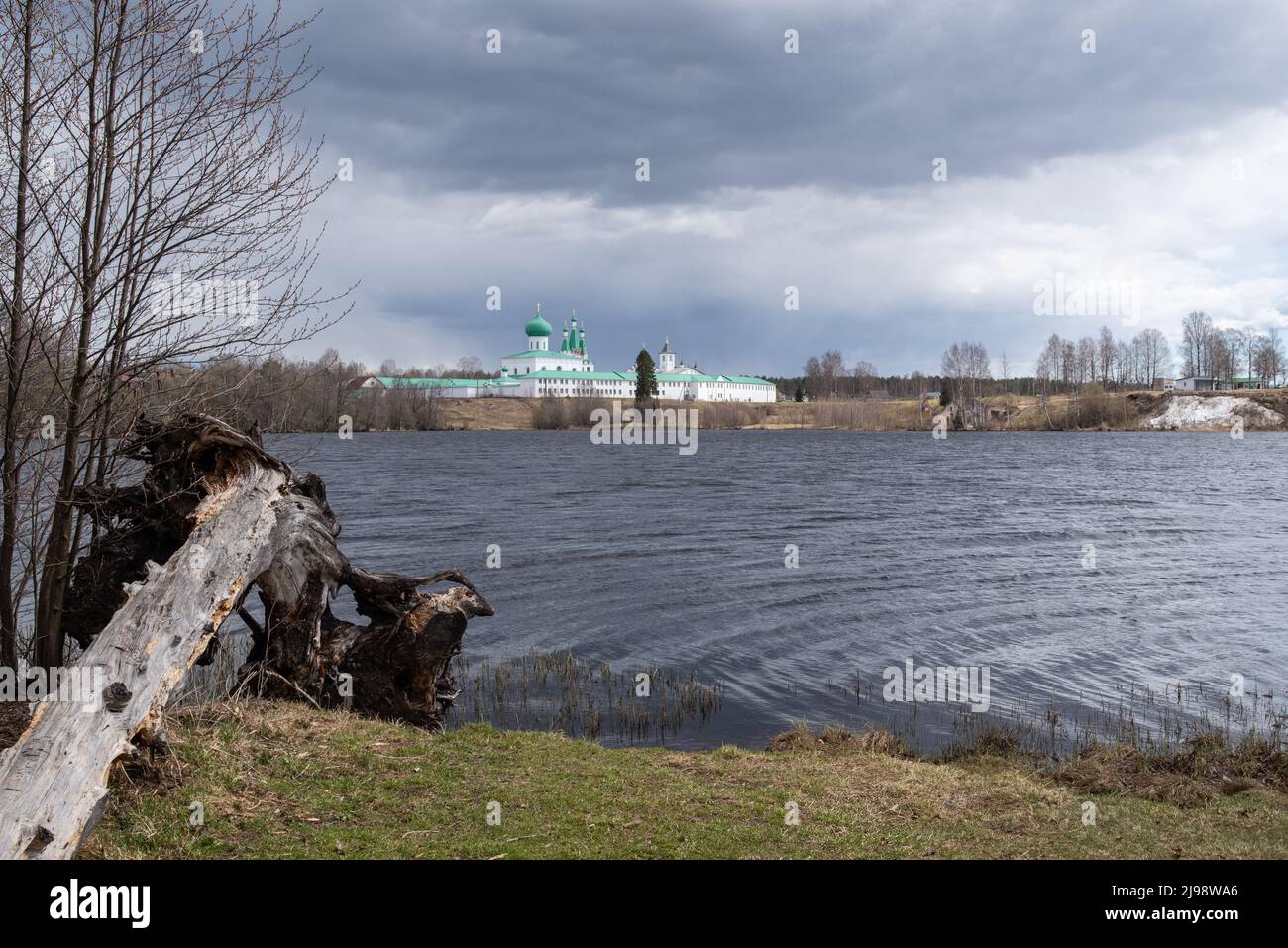 Vue sur le lac Roshchinsky et le monastère Trinity Alexander-Svirsky. Village Staraya Sloboda, région de Leningrad, Russie Banque D'Images