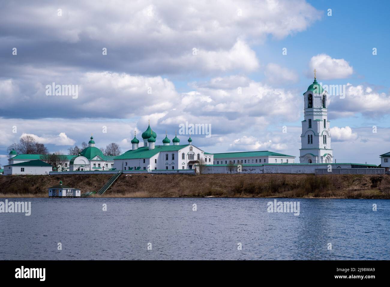 Vue sur le lac Roshchinsky et le monastère Trinity Alexander-Svirsky. Village Staraya Sloboda, région de Leningrad, Russie Banque D'Images