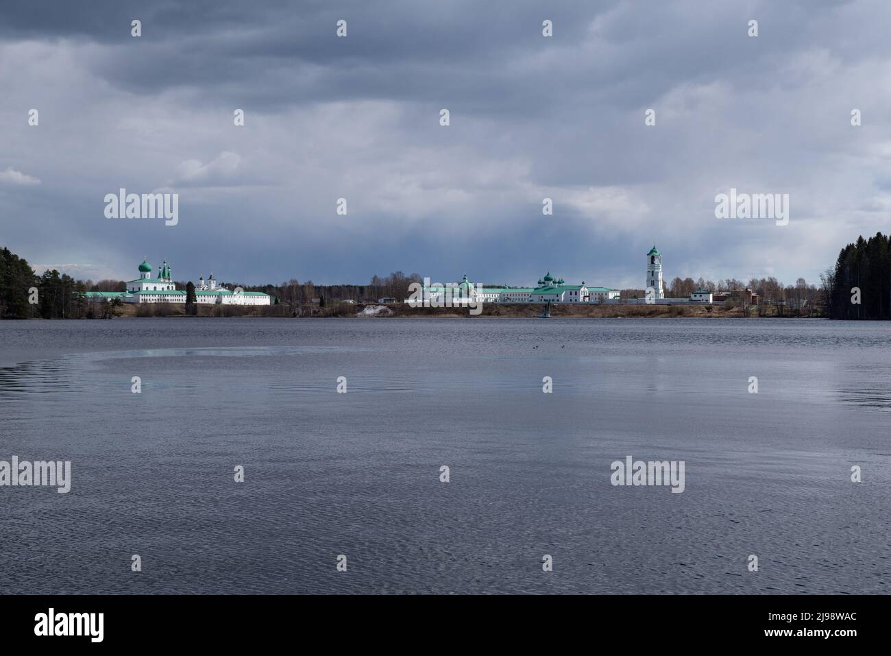 Vue sur le lac Roshchinsky et le monastère Trinity Alexander-Svirsky. Village Staraya Sloboda, région de Leningrad, Russie Banque D'Images