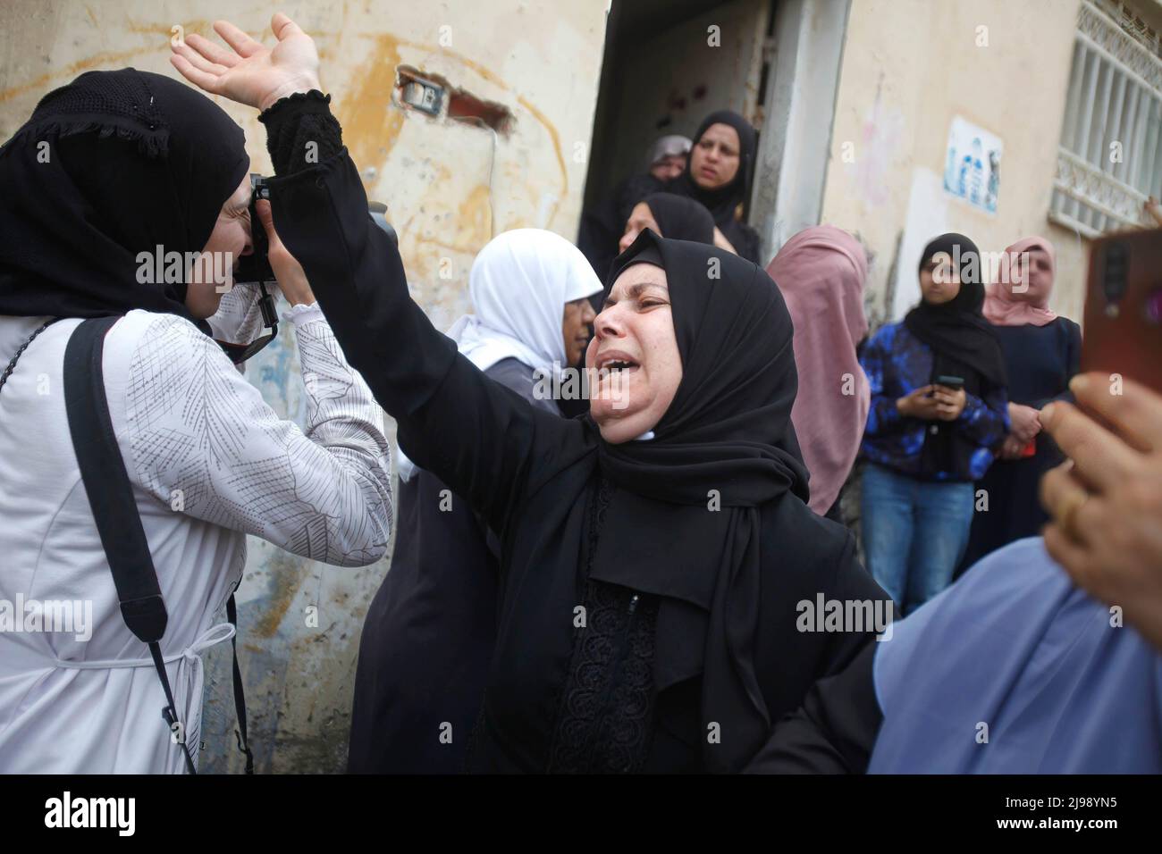 Jenin, Cisjordanie, Palestine. 12th mai 2022. Les parents d'Amjad Al-Fayed, un palestinien de 17 ans, pleurent lors de ses funérailles, Al-Fayed a été tué par balle par l'armée israélienne lors d'un raid dans le camp de réfugiés de Jénine, près de la ville de Djénine, en Cisjordanie occupée. (Credit image: © Nasser Ishtayeh/SOPA Images via ZUMA Press Wire) Banque D'Images