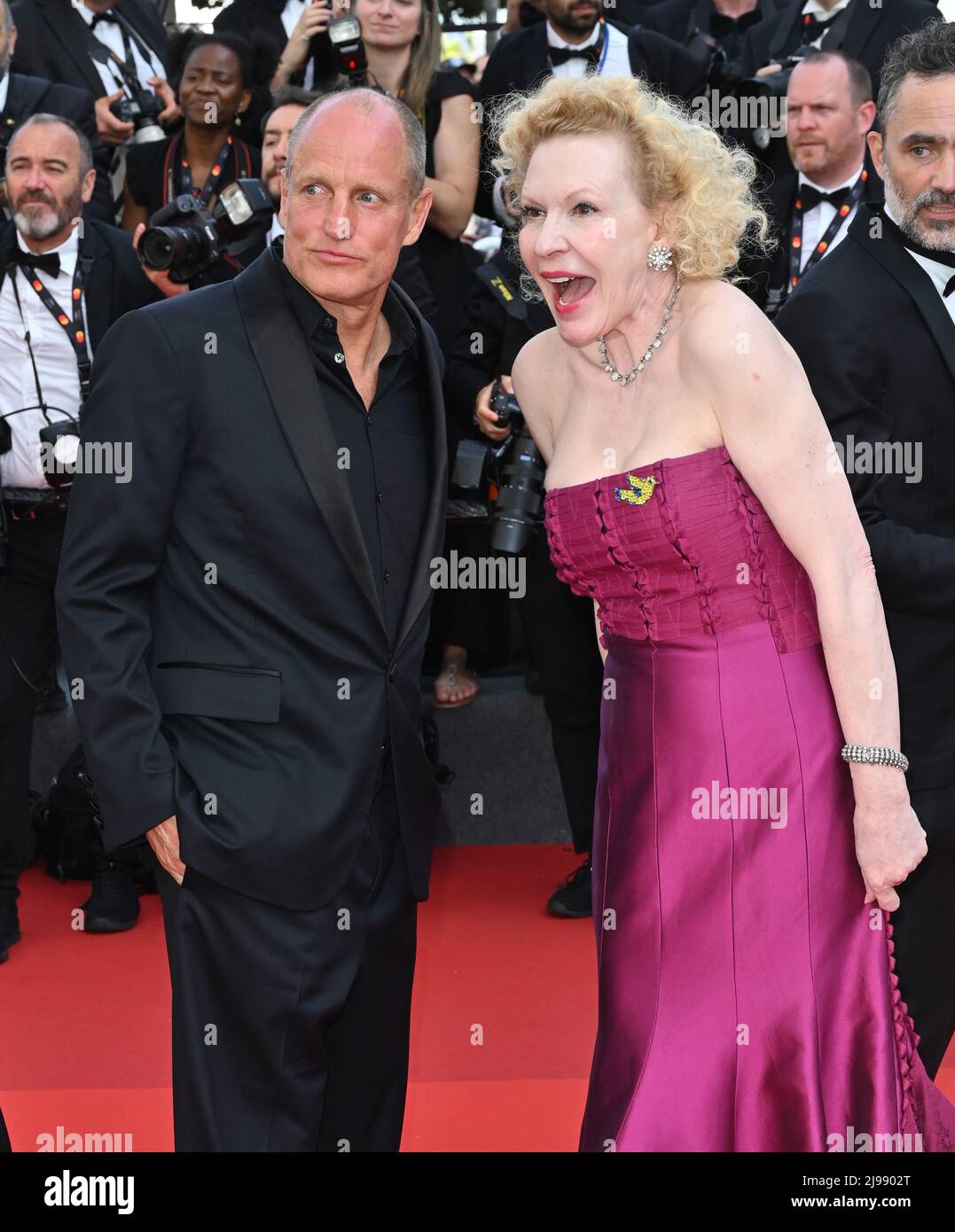 Cannes, France. 21st mai 2022. CANNES, FRANCE. 17 mai 2022 : Woody Harrelson et Sunnyi Melles à la première du Triangle de la tristesse à l'ouverture du Gala du Festival de Cannes 75th. Crédit photo : Paul Smith/Alamy Live News Banque D'Images