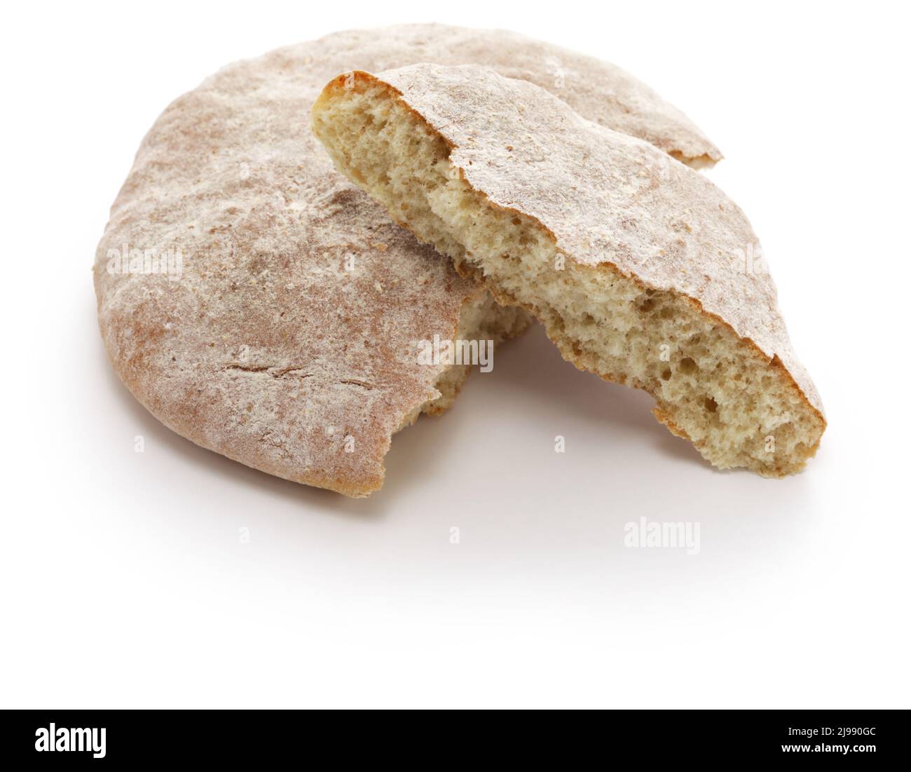 Khobz, pain plat marocain isolé sur fond blanc Banque D'Images