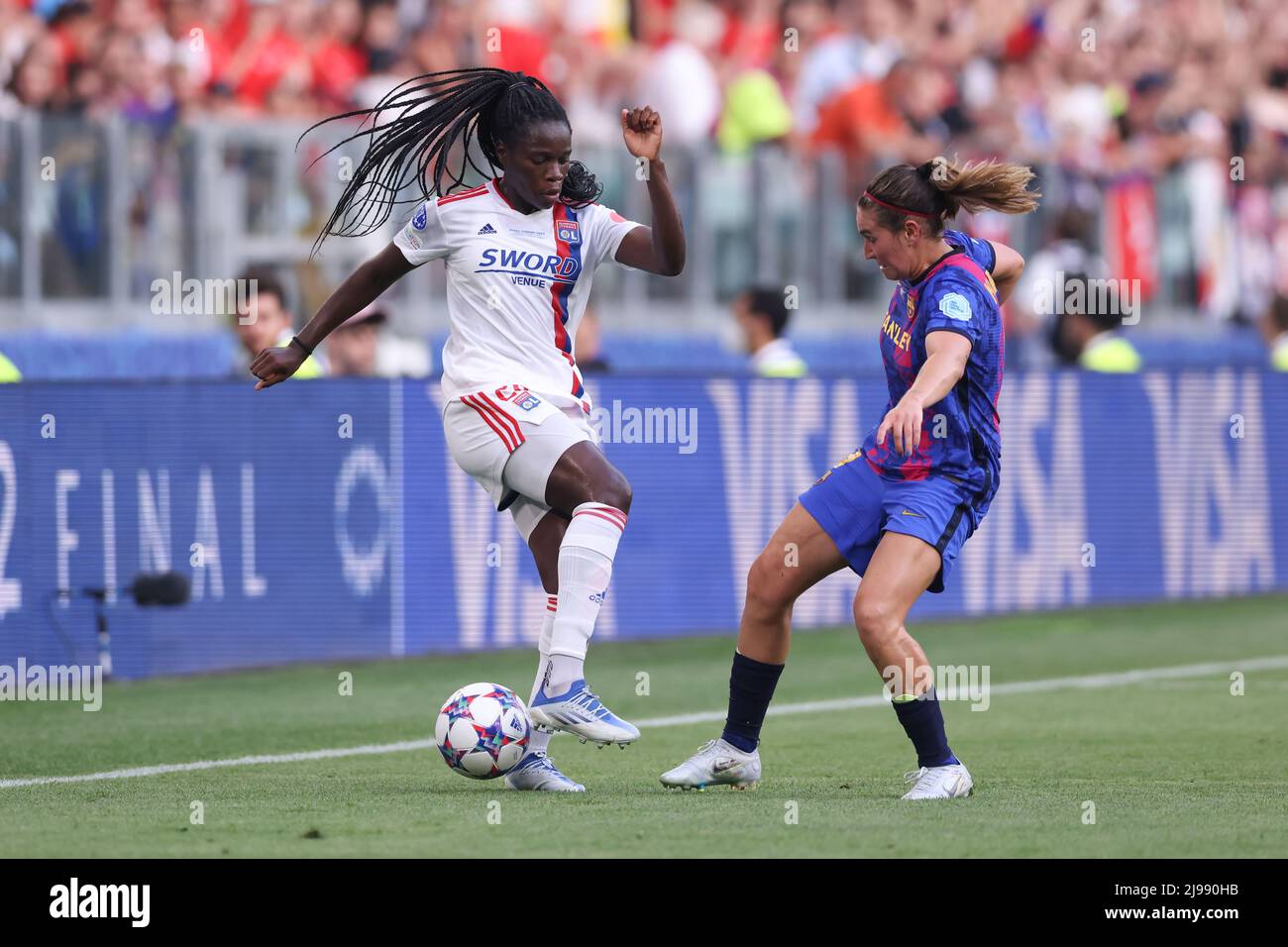 Turin, Italie, 21st mai 2022. Mariona Caldentey, du FC Barcelona, défie Gridge Mbock Bathy, de Lyon, lors du match de l'UEFA Womens Champions League au stade Juventus, à Turin. Le crédit photo devrait se lire: Jonathan Moscrop / Sportimage Banque D'Images