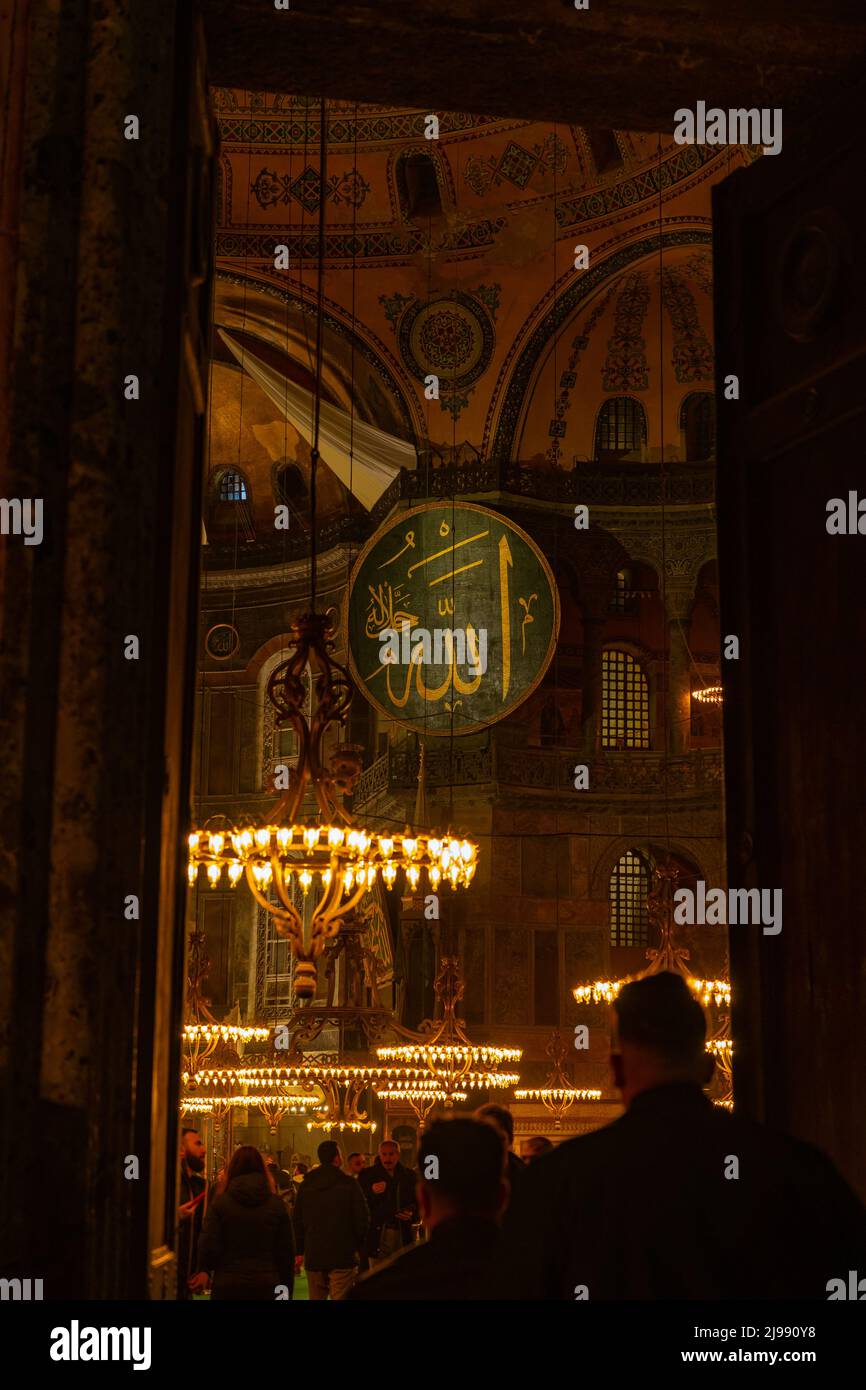 Photo de fond islamique. Calligraphie du nom d'Allah dans la Hagia Sophia ou Ayasofya. Istanbul Turquie - 3.27.2022 Banque D'Images