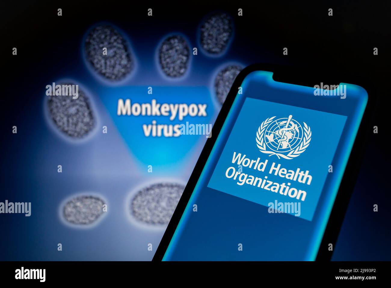 21 mai 2022: Illustration: Logo de l'Organisation mondiale de la Santé (OMS) affiché sur un smartphone devant la représentation visuelle du virus de la variole du singe, un virus à ADN double brin enveloppé qui provoque la variole du singe, une maladie zoonotique virale. (Image de crédit : © Andre M. Chang/ZUMA Press Wire) Banque D'Images
