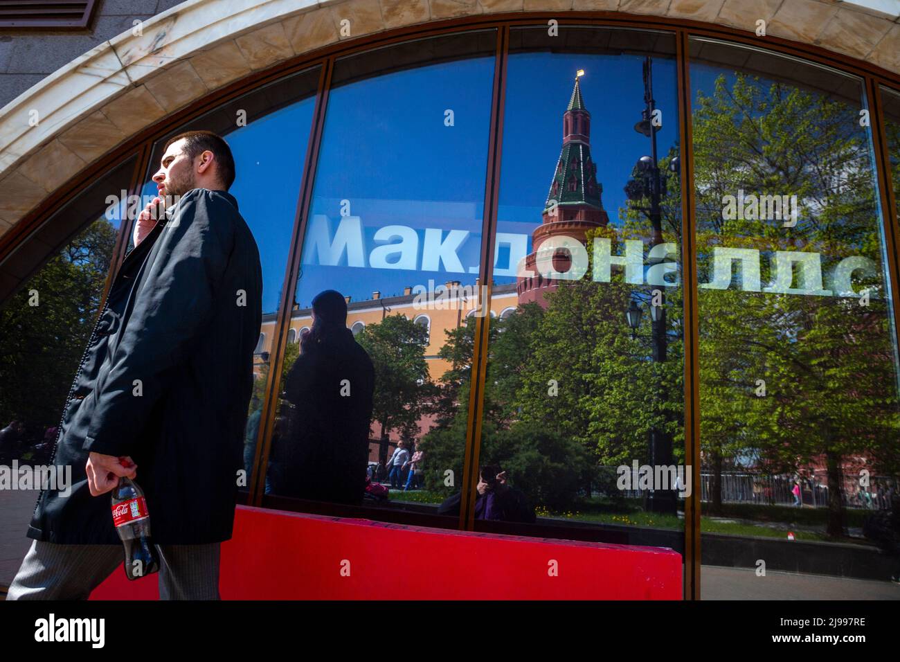 Moscou, Russie. 21st mai 2022. Une tour du Kremlin se reflète dans la fenêtre d'un restaurant McDonald's fermé sur la place Manezhnaya dans le centre de Moscou, en Russie. Le 16 mai 2022, la chaîne de restauration rapide américaine a annoncé son intention de se retirer de la Russie et a lancé un processus de vente de ses activités russes. Nikolay Vinokurov/Alay Live News Banque D'Images