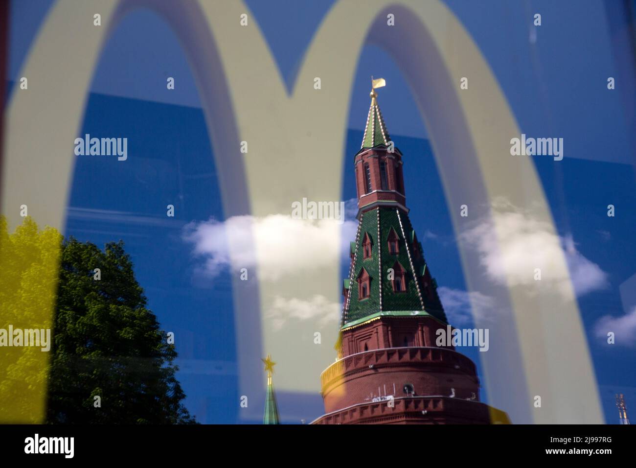 Moscou, Russie. 21st mai 2022. Une tour du Kremlin se reflète dans la fenêtre d'un restaurant McDonald's fermé sur la place Manezhnaya dans le centre de Moscou, en Russie. Le 16 mai 2022, la chaîne de restauration rapide américaine a annoncé son intention de se retirer de la Russie et a lancé un processus de vente de ses activités russes. Nikolay Vinokurov/Alay Live News Banque D'Images